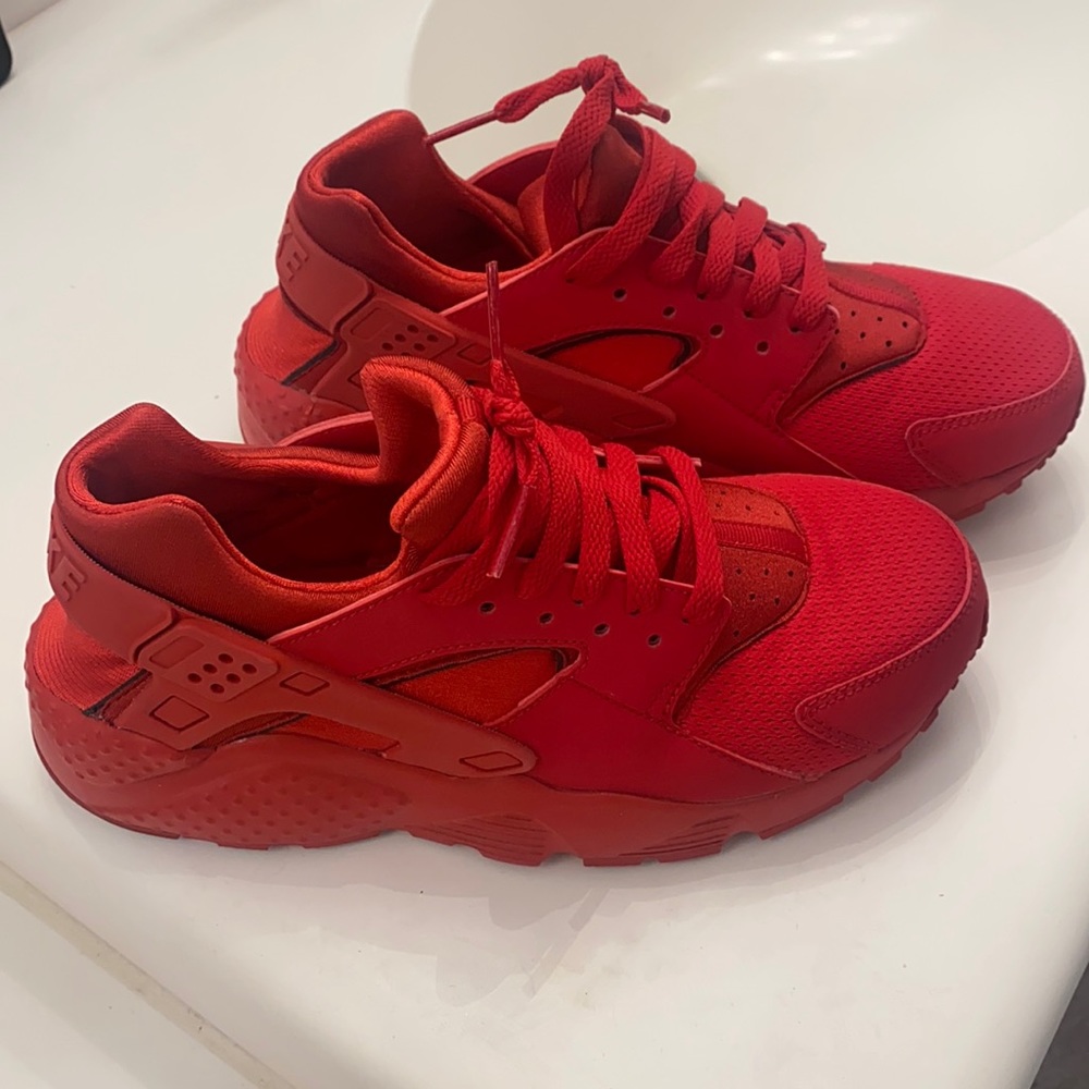 Nike Huarrache. 6y~will fit women who wear size 7